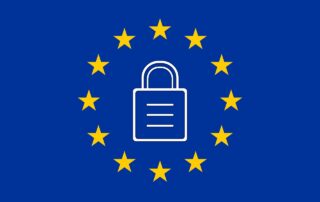 De vlag van de Europese Unie met daarin een hangslot die de aankomende Europese NIS2 cybersecurity richtlijn symboliseert.