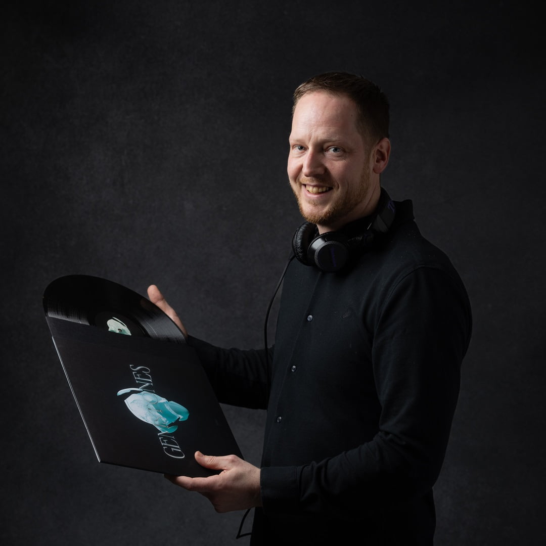 Jeroen afgebeeld met zijn hobby muziek.