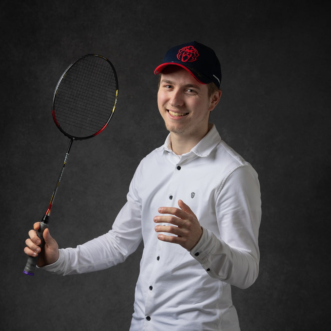 Tycho afgebeeld met zijn hobby's badminton en Formule 1 racen.