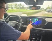 Gebruik Copilot nu ook eenvoudig draadloos in de auto met Apple CarPlay.