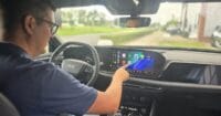 Gebruik Copilot nu ook eenvoudig draadloos in de auto met Apple CarPlay.