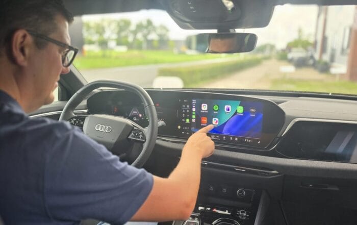 Gebruik Copilot nu ook eenvoudig draadloos in de auto met Apple CarPlay.