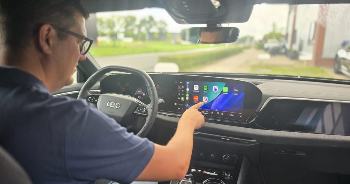 Gebruik Copilot nu ook eenvoudig draadloos in de auto met Apple CarPlay.